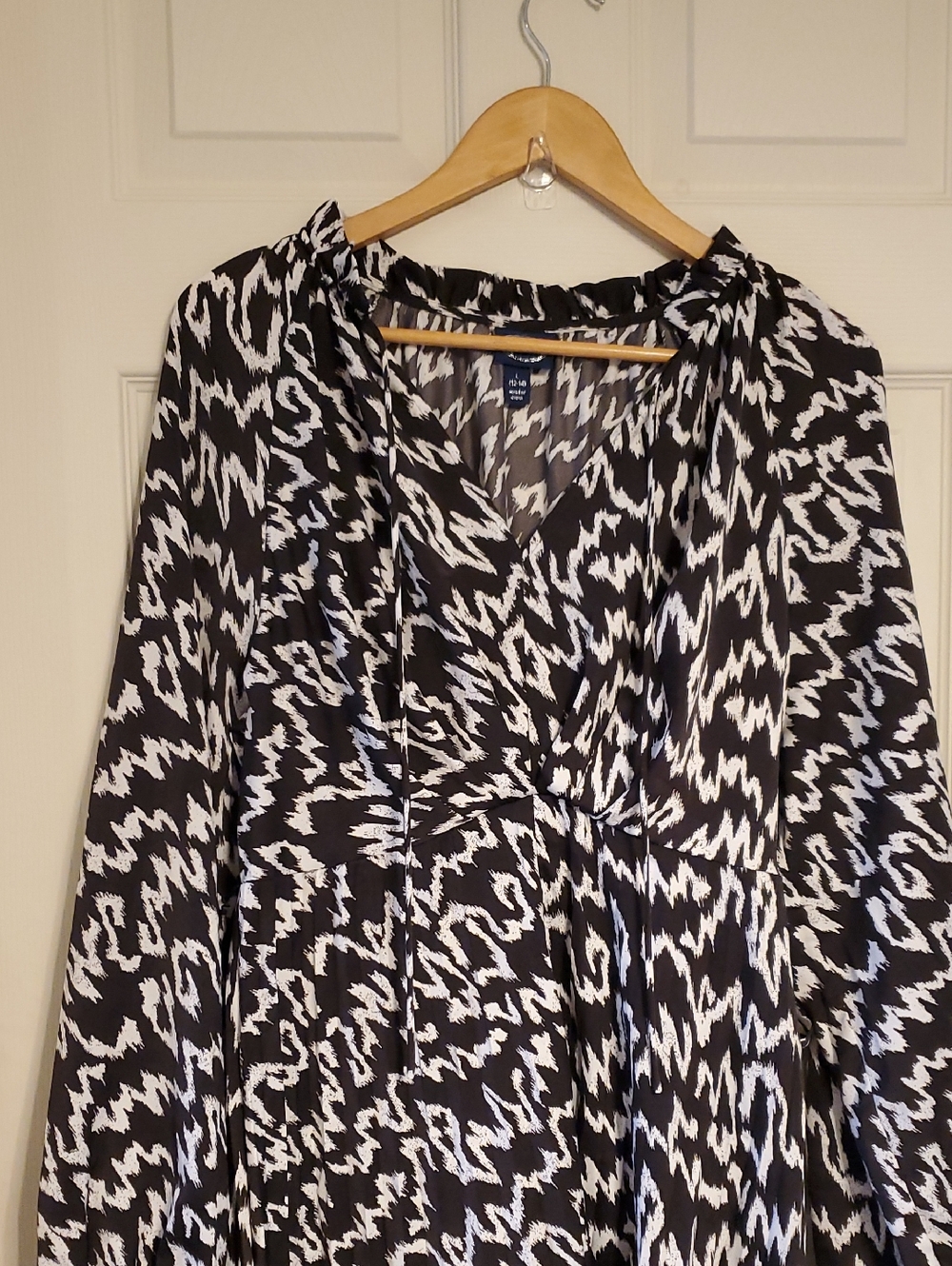 Black & White Printed Long Sleeve V-Neck Dress